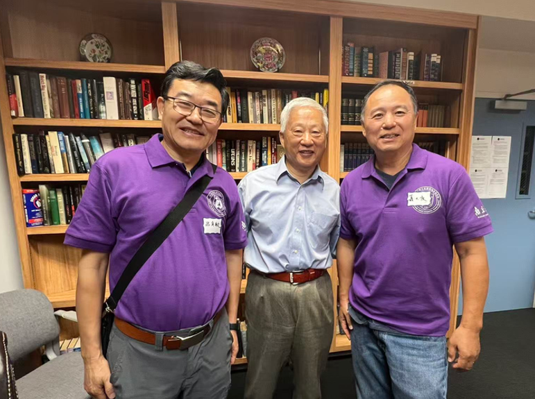 首任校友会会长晏大庆博士