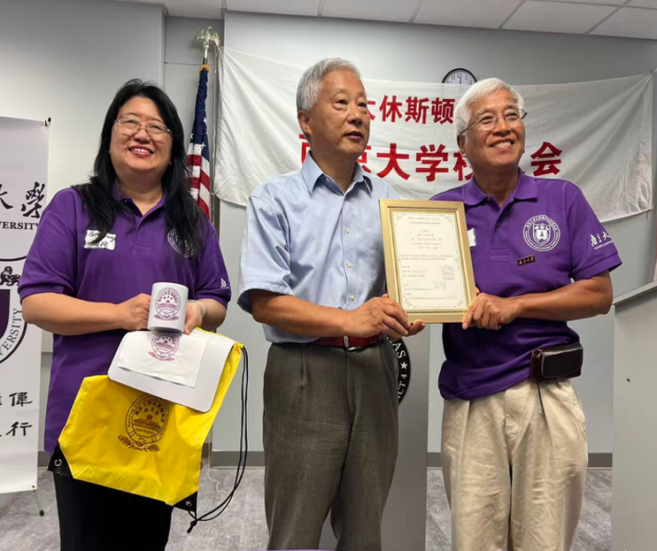 潘宏钧博士领取会徽设计二等奖